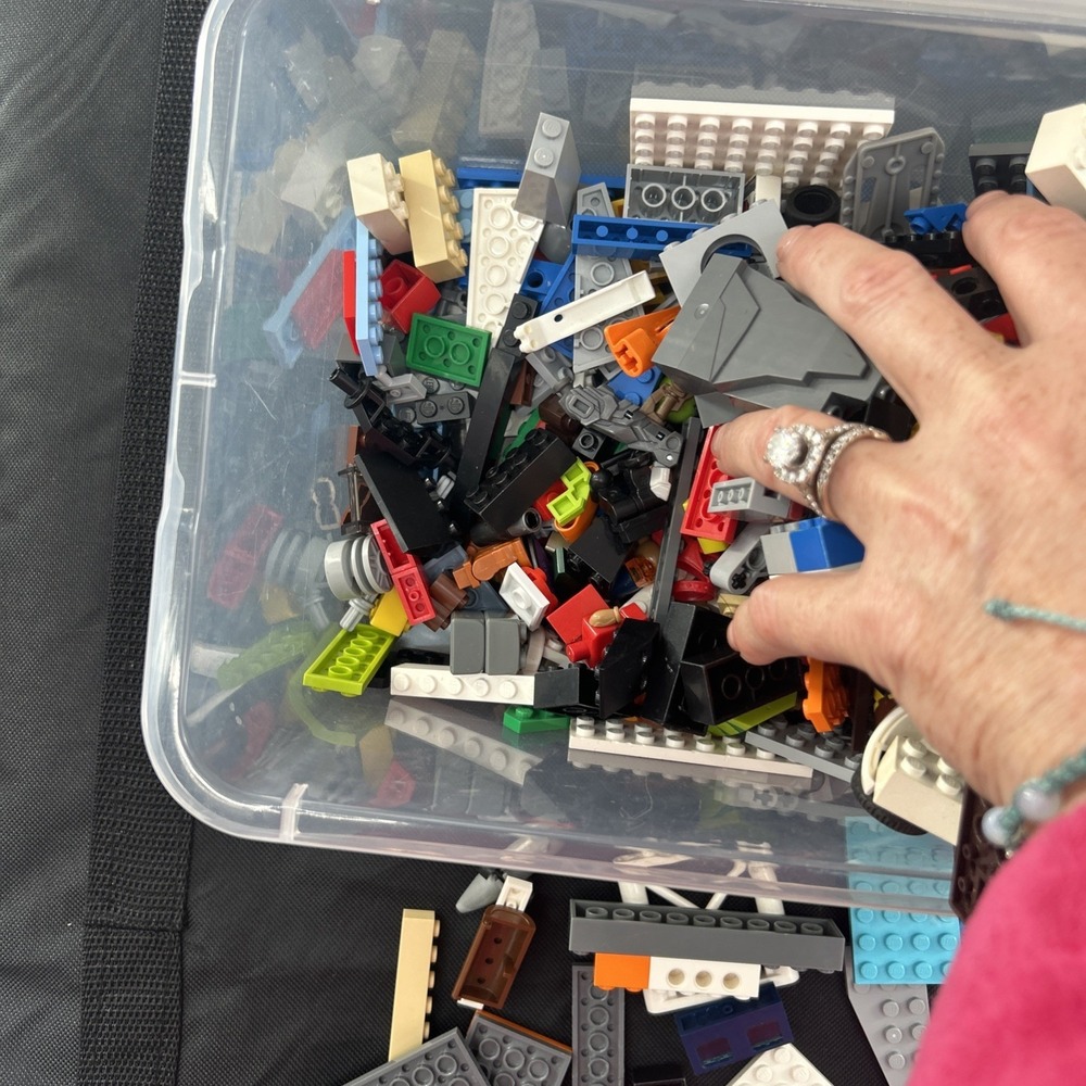 LEGO Bulk 2 1/2 Lbs Mixed Bricks RANDOM Box LEGO Pieces  Smaller People - Picture 7 of 7